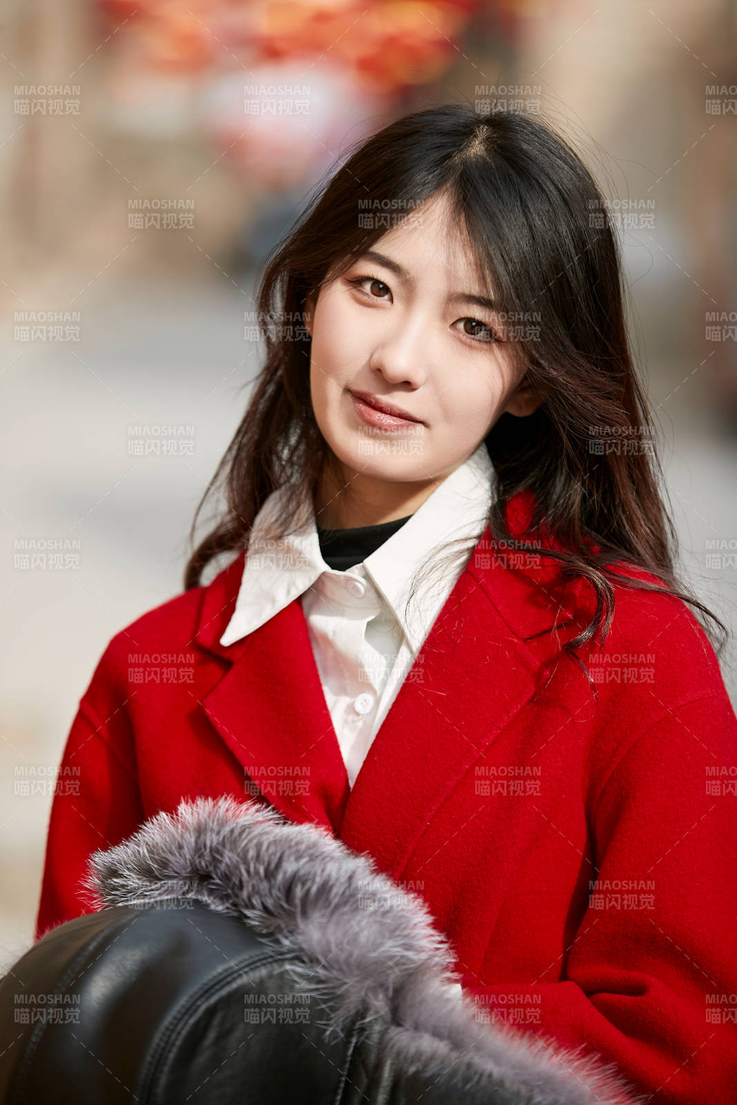 春节在老城古巷穿着喜庆服饰的美丽少女图片