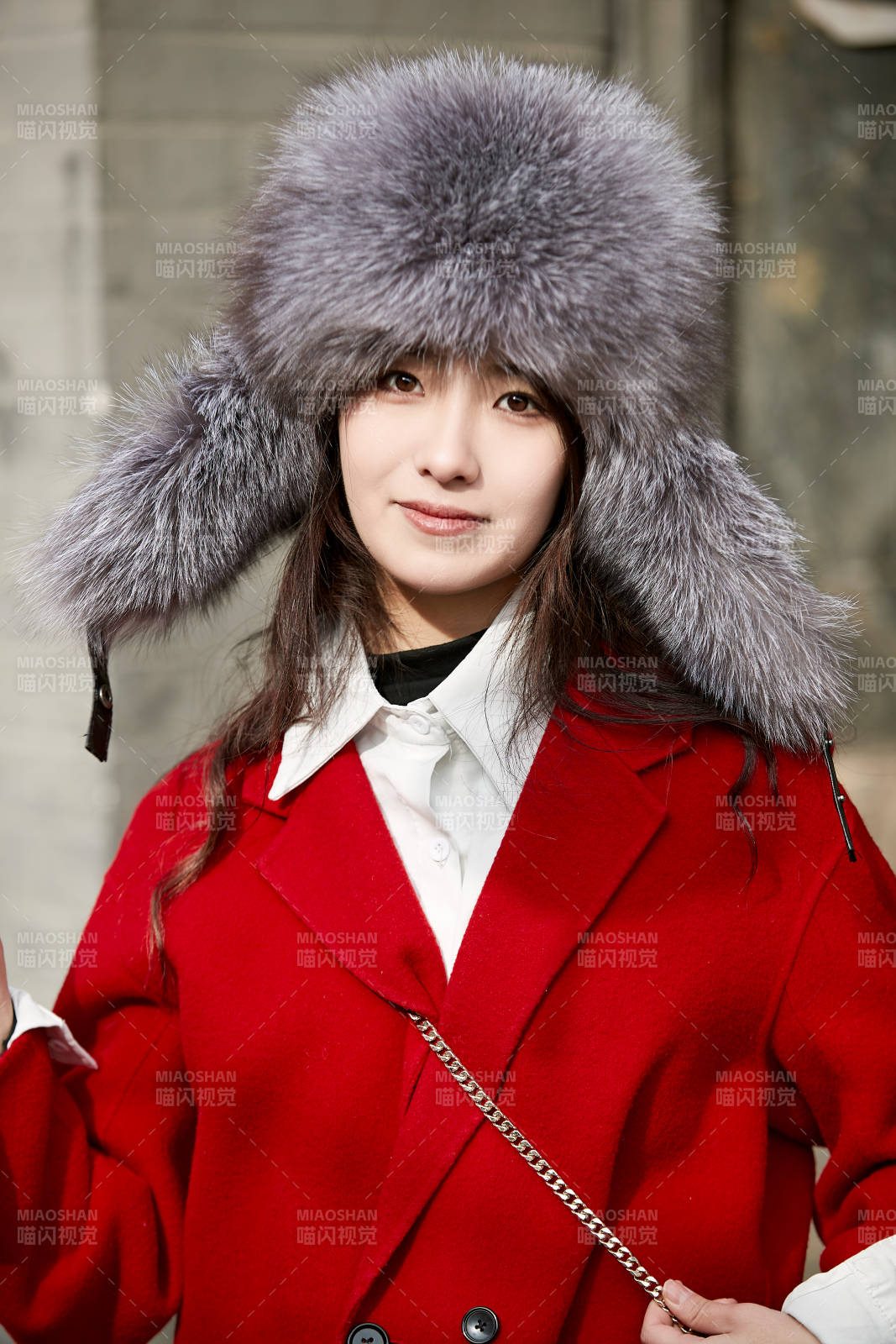 春节在老城古巷穿着喜庆服饰的美丽少女图片