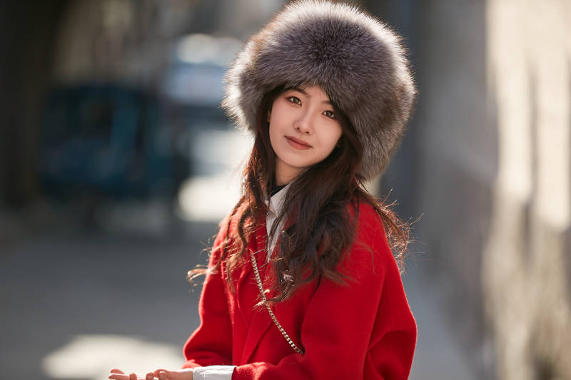 春节在老城古巷穿着喜庆服饰的美丽少女图片