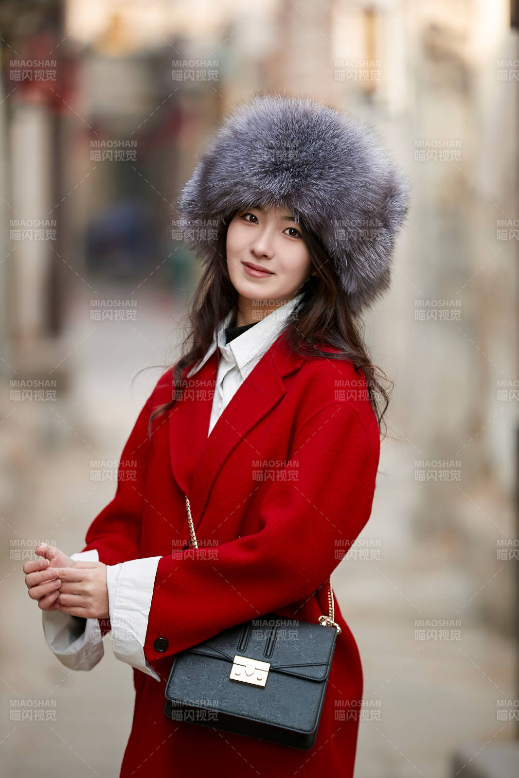 春节在老城古巷穿着喜庆服饰的美丽少女图片