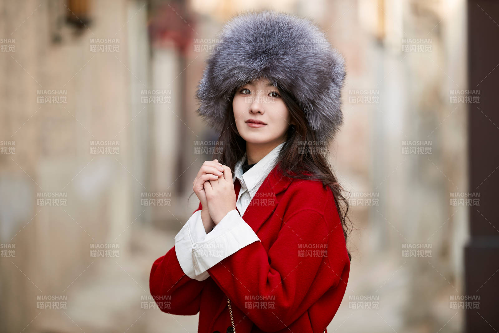 春节在老城古巷穿着喜庆服饰的美丽少女图片