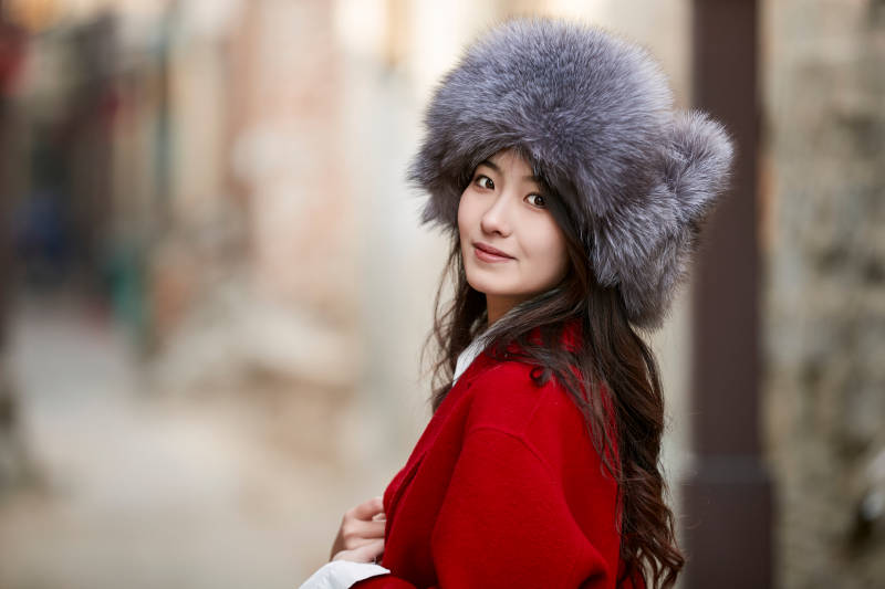 春节在老城古巷穿着喜庆服饰的美丽少女图片