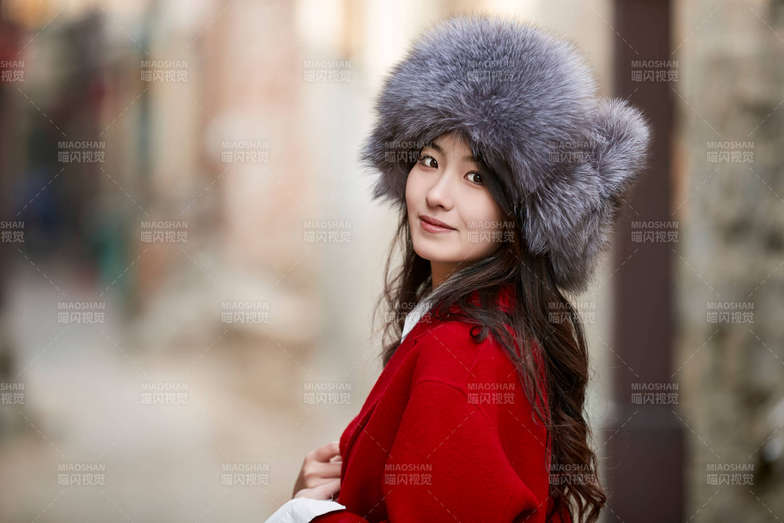 春节在老城古巷穿着喜庆服饰的美丽少女图片