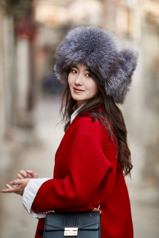 春节在老城古巷穿着喜庆服饰的美丽少女图片