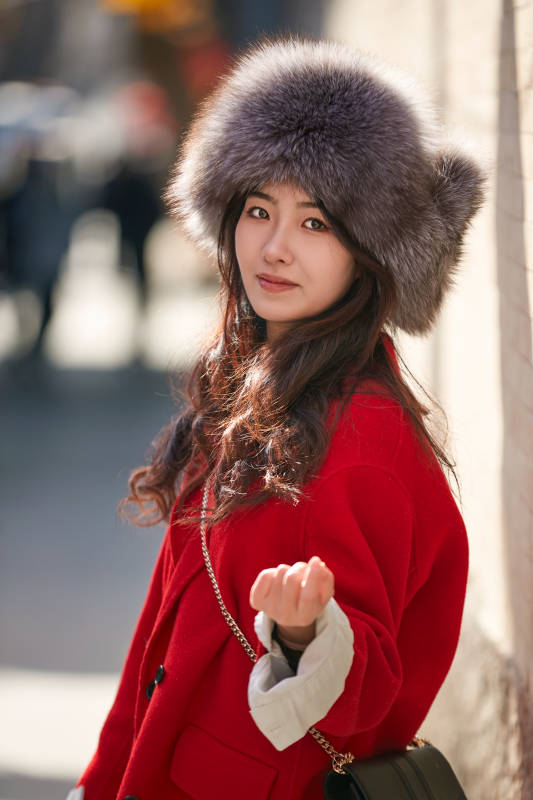 春节在老城古巷穿着喜庆服饰的美丽少女图片