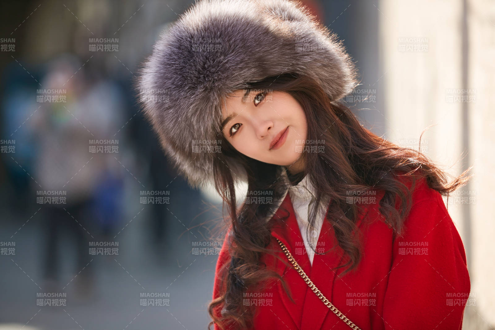 春节在老城古巷穿着喜庆服饰的美丽少女图片