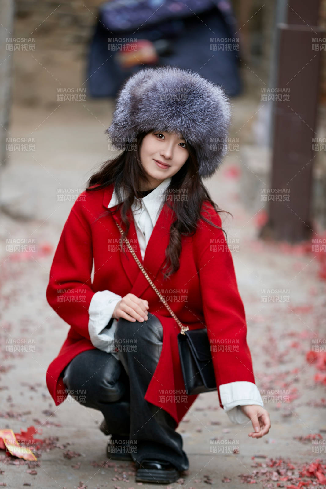 春节在老城古巷穿着喜庆服饰的美丽少女图片