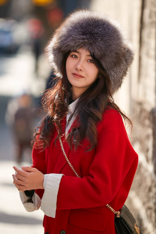 春节在老城古巷穿着喜庆服饰的美丽少女图片