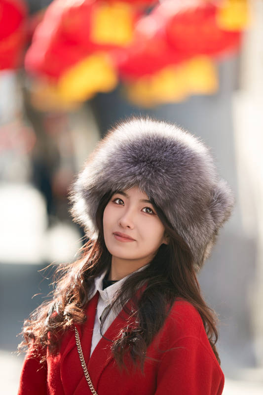 春节在老城古巷穿着喜庆服饰的美丽少女图片