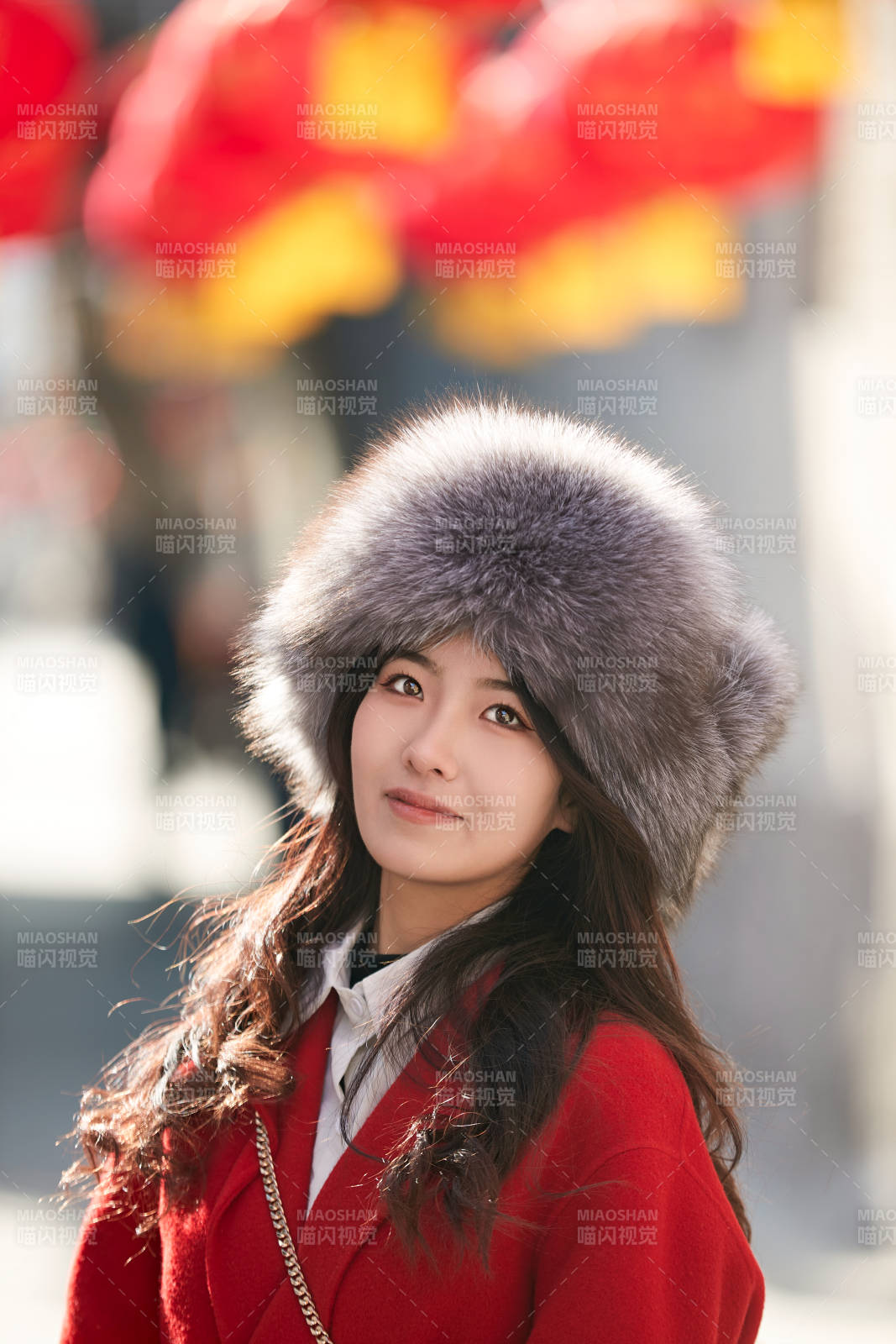 春节在老城古巷穿着喜庆服饰的美丽少女图片