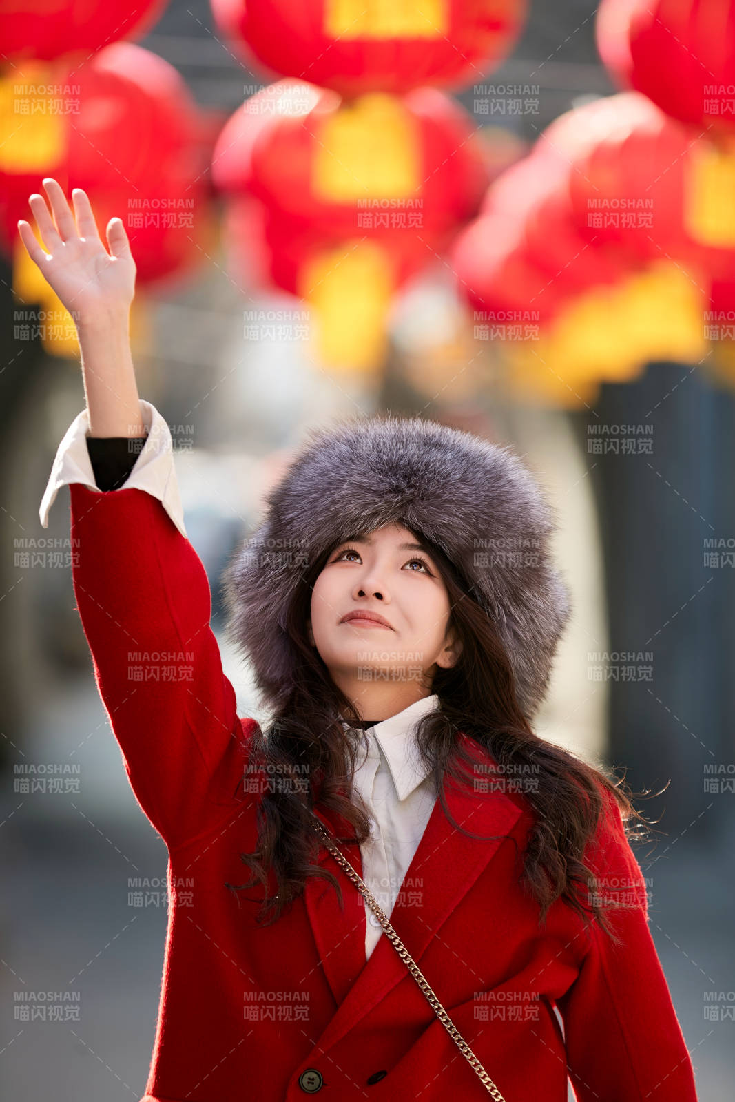 春节在老城古巷穿着喜庆服饰的美丽少女图片