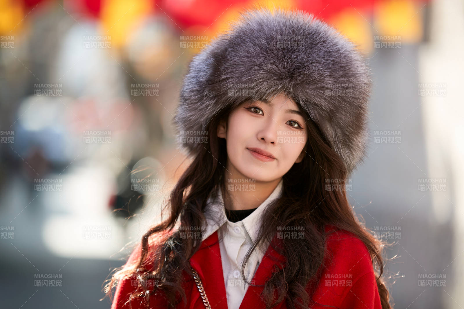 春节在老城古巷穿着喜庆服饰的美丽少女图片