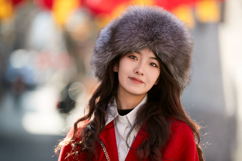 春节在老城古巷穿着喜庆服饰的美丽少女图片