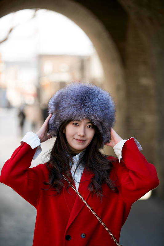 春节在老城古巷穿着喜庆服饰的美丽少女图片