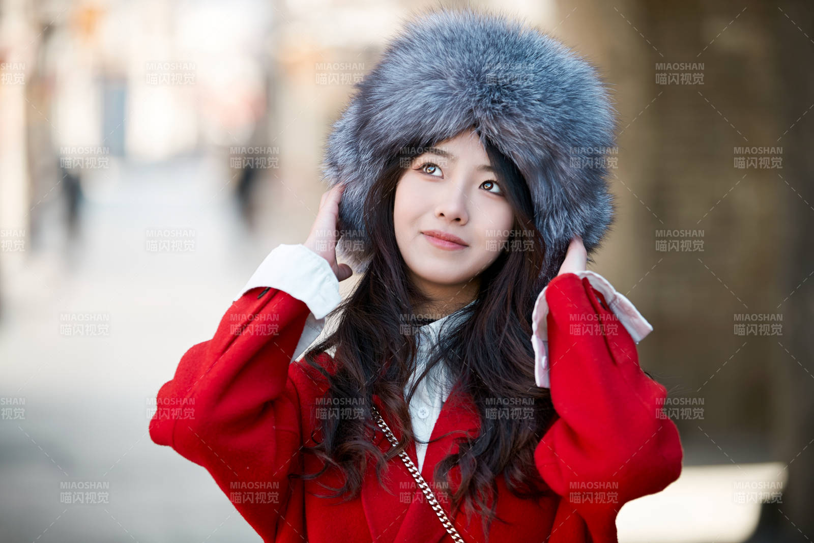 春节在老城古巷穿着喜庆服饰的美丽少女图片