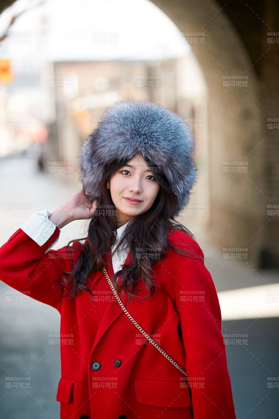 春节在老城古巷穿着喜庆服饰的美丽少女图片
