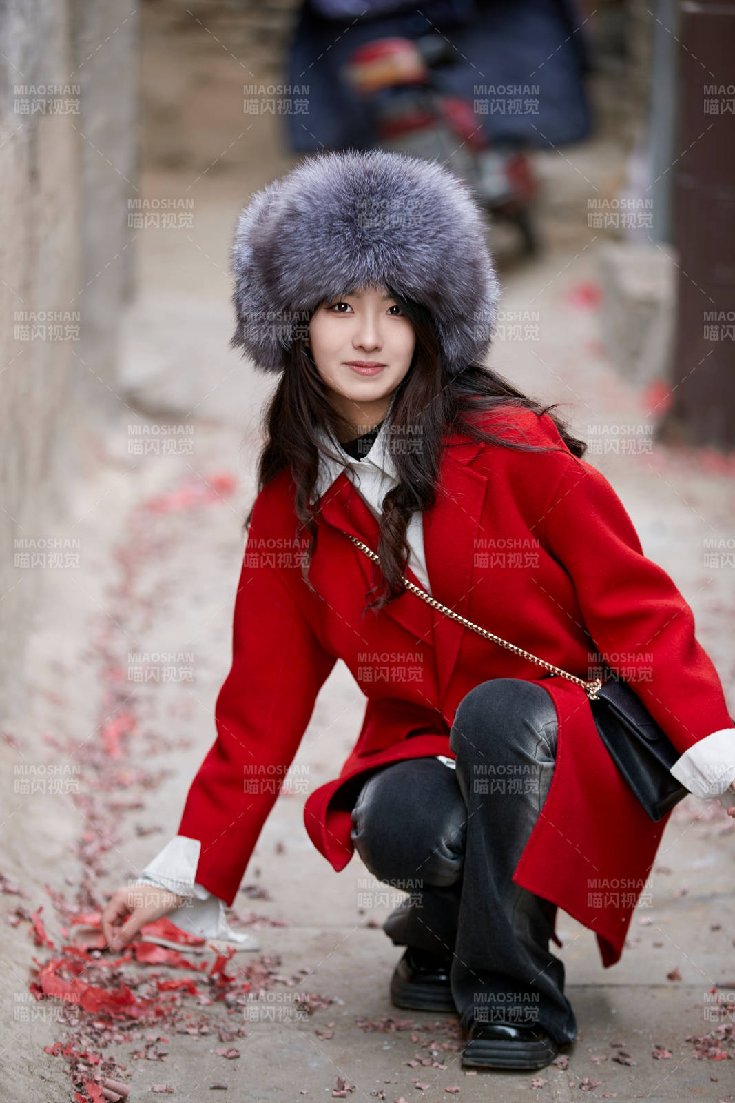 春节在老城古巷穿着喜庆服饰的美丽少女图片