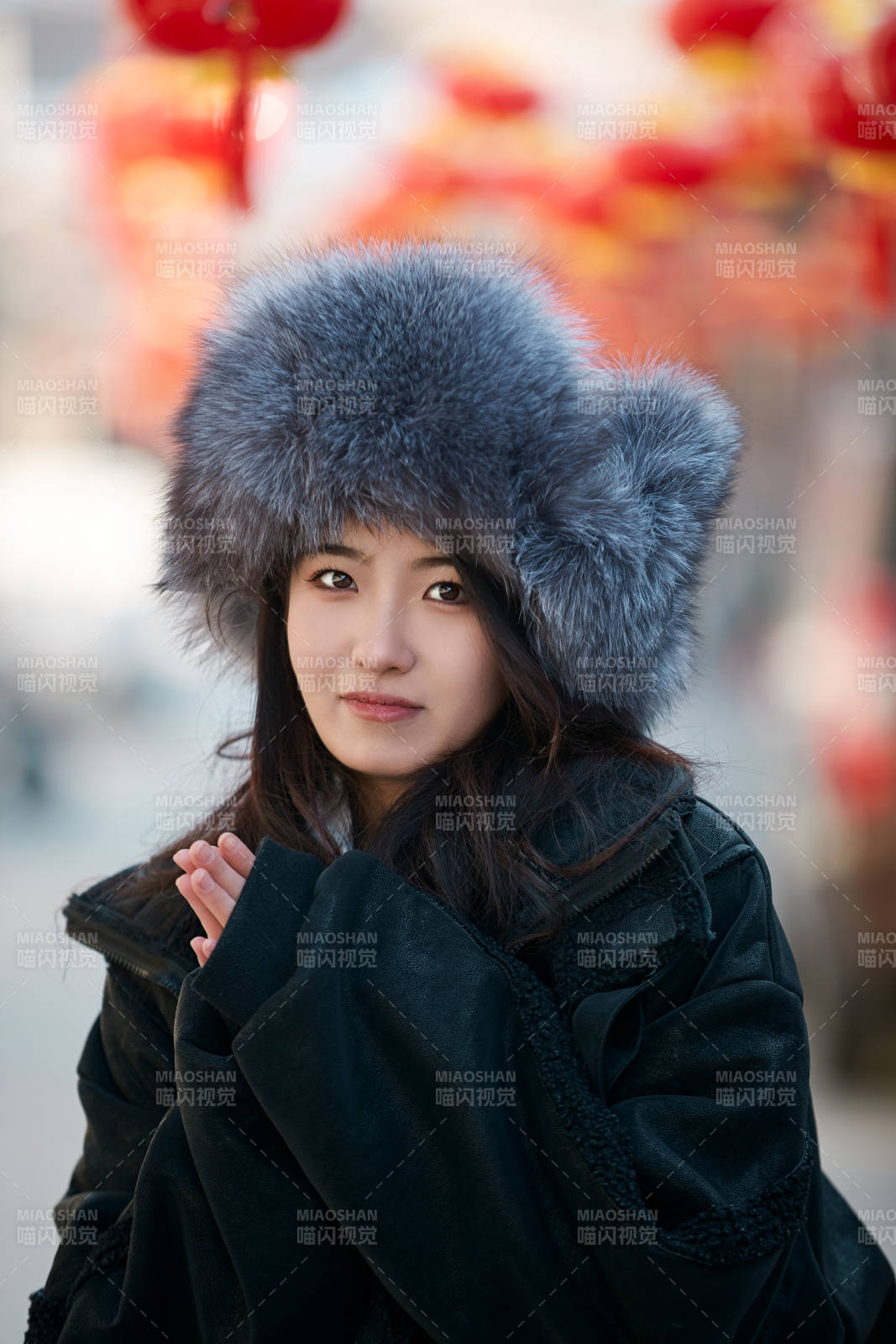 穿着喜庆服饰吃糖葫芦的美丽少女图片