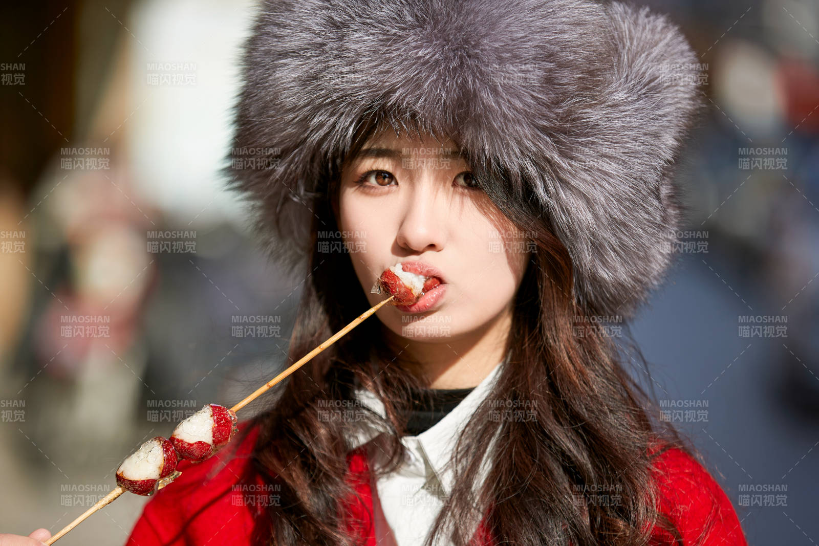 在饭馆吃成都串串的亚洲少女图片