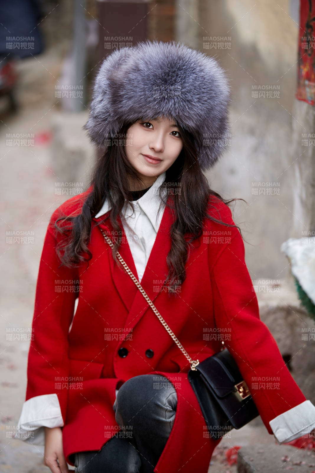 春节在老城古巷穿着喜庆服饰的美丽少女图片