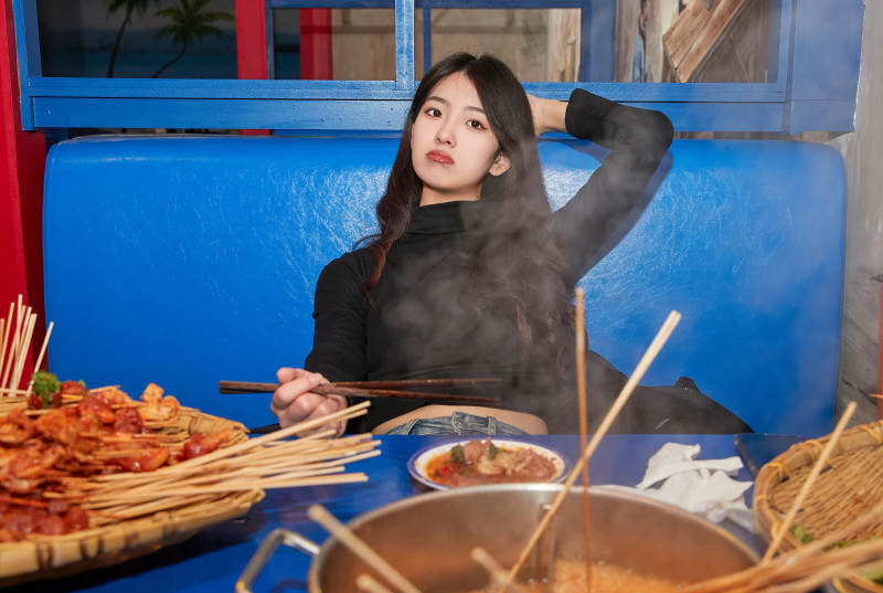 在饭馆吃成都串串的亚洲少女图片