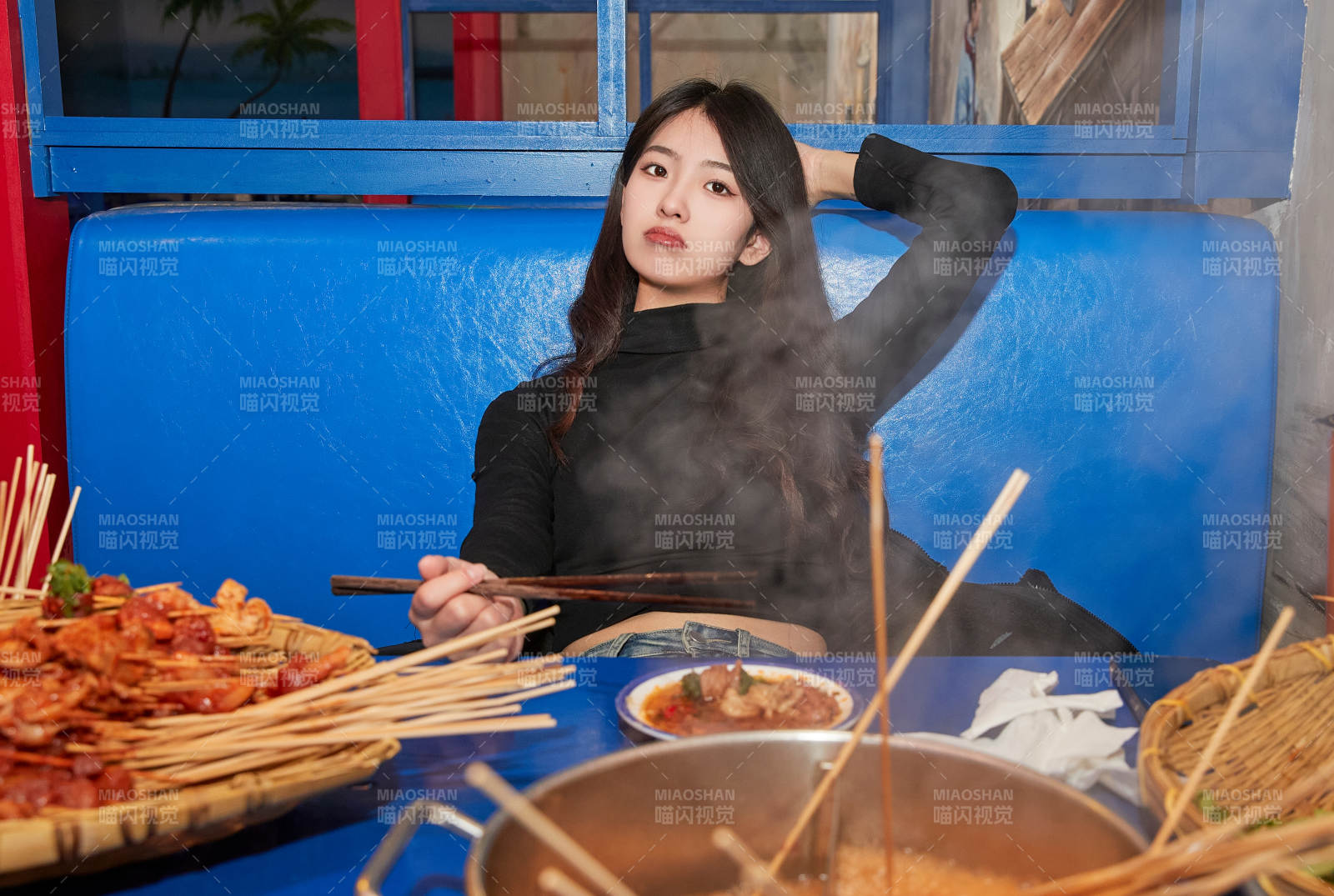 在饭馆吃成都串串的亚洲少女图片