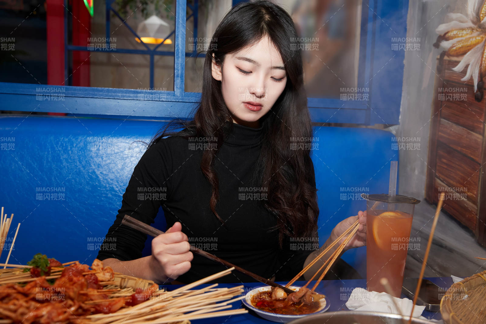 在饭馆吃成都串串的亚洲少女图片