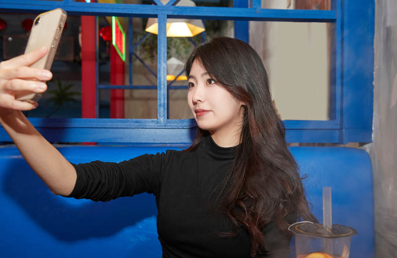 在饭馆吃成都串串的亚洲少女图片