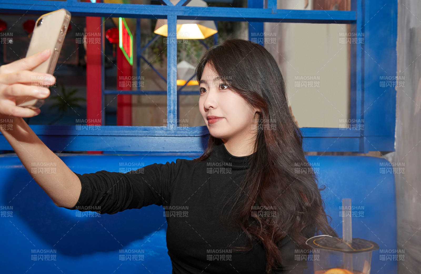 在饭馆吃成都串串的亚洲少女图片