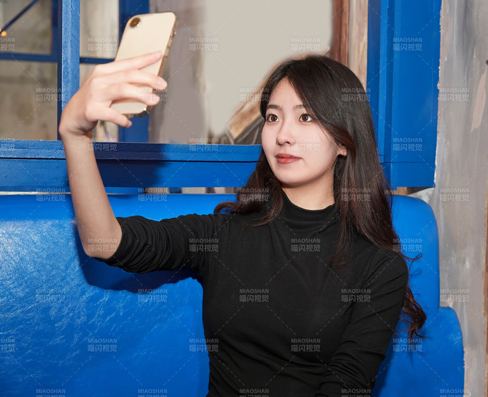 在饭馆吃成都串串的亚洲少女图片