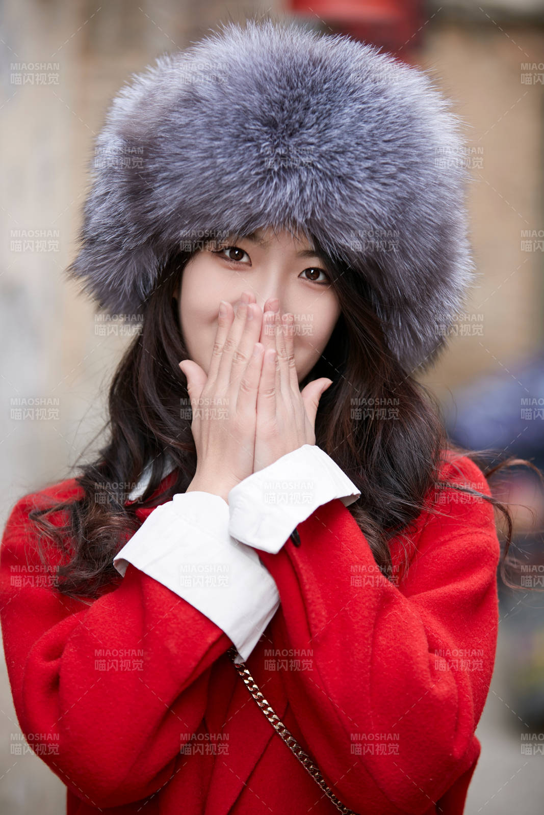 春节在老城古巷穿着喜庆服饰的美丽少女图片