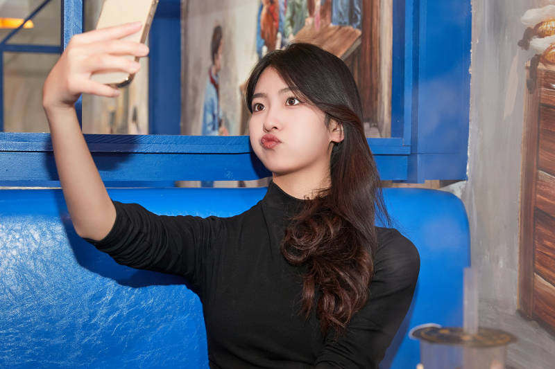 在饭馆吃成都串串的亚洲少女图片