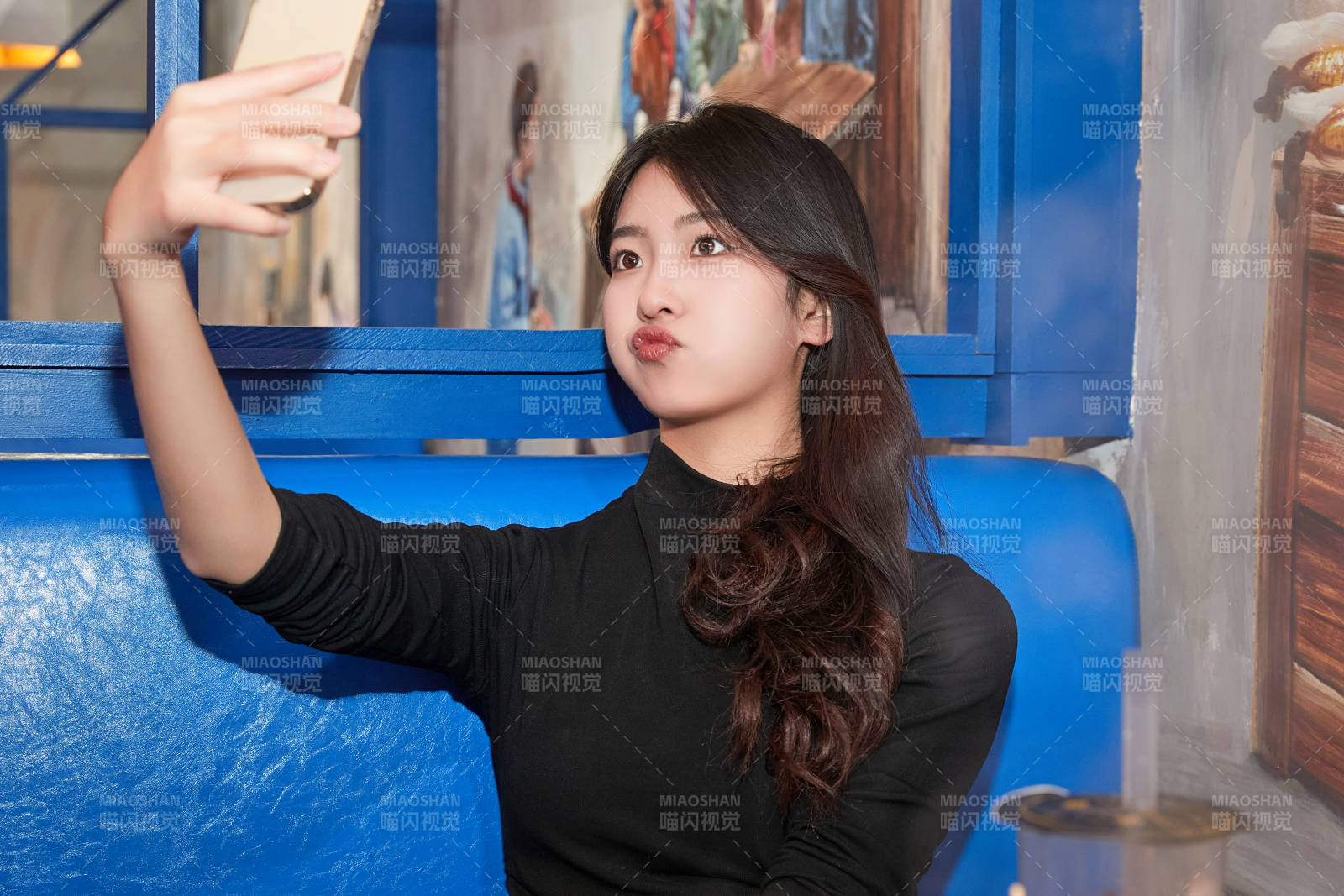 在饭馆吃成都串串的亚洲少女图片