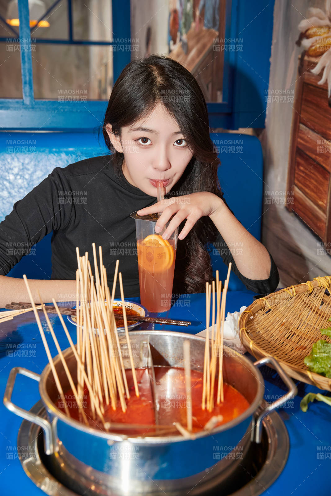 在饭馆吃成都串串的亚洲少女图片