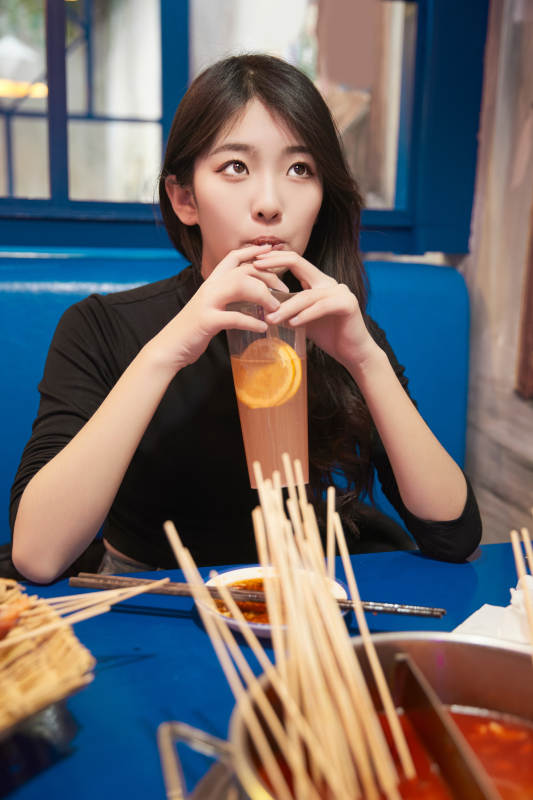 在饭馆吃成都串串的亚洲少女图片