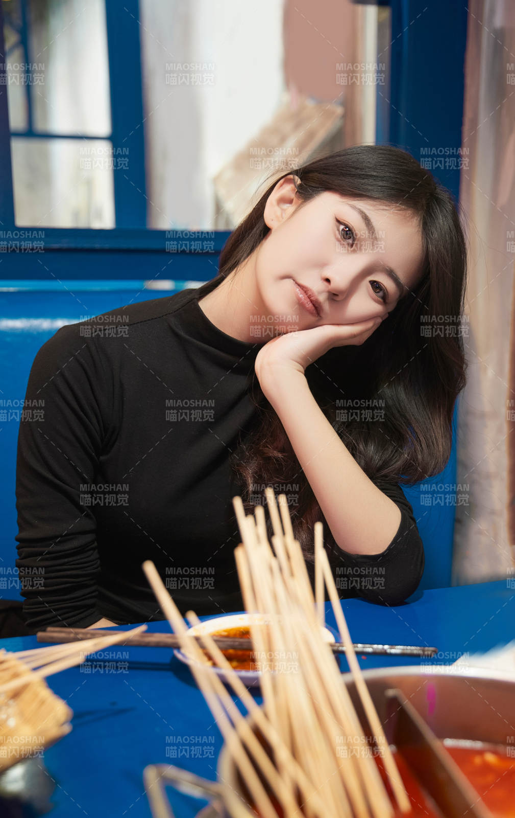 在饭馆吃成都串串的亚洲少女图片