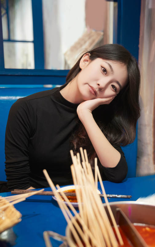 在饭馆吃成都串串的亚洲少女图片