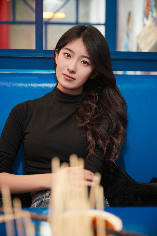 在饭馆吃成都串串的亚洲少女图片