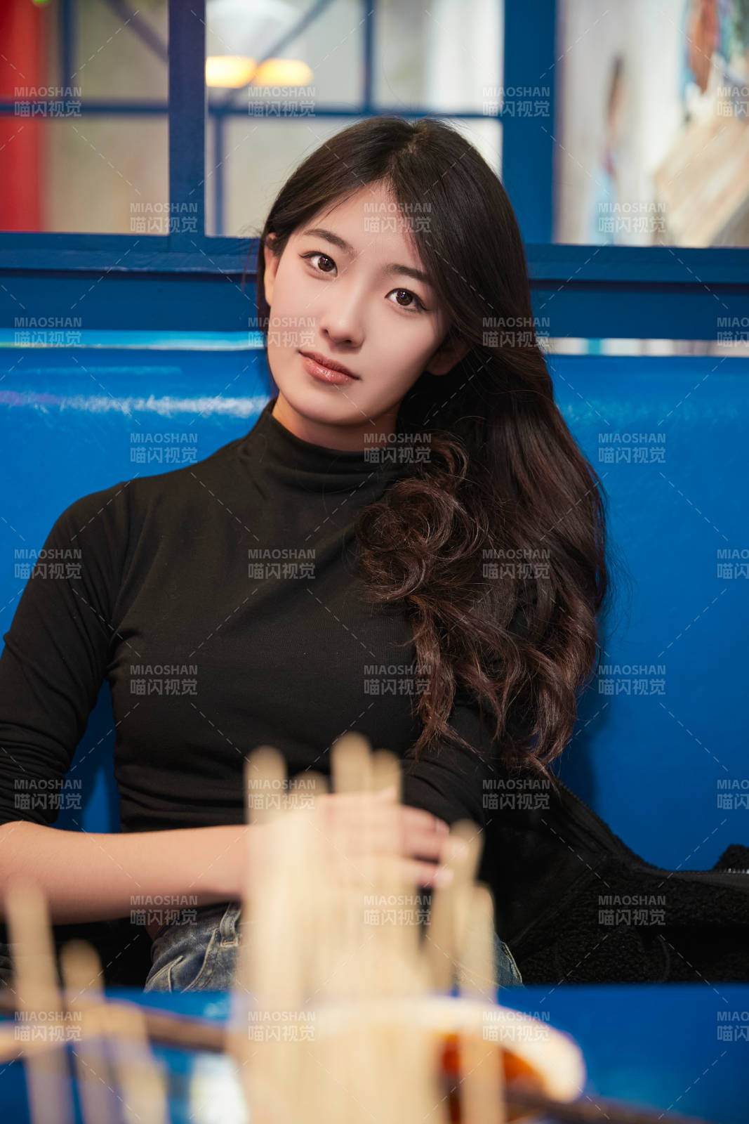 在饭馆吃成都串串的亚洲少女图片