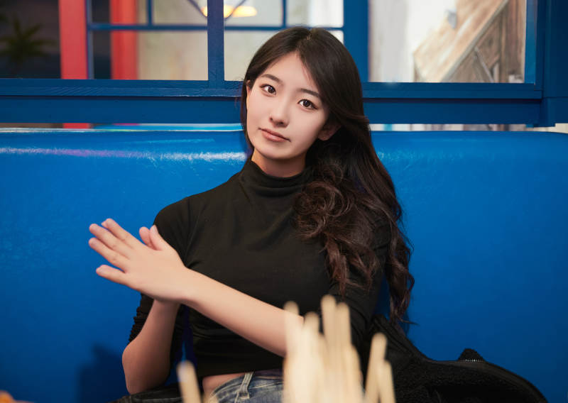 在饭馆吃成都串串的亚洲少女图片