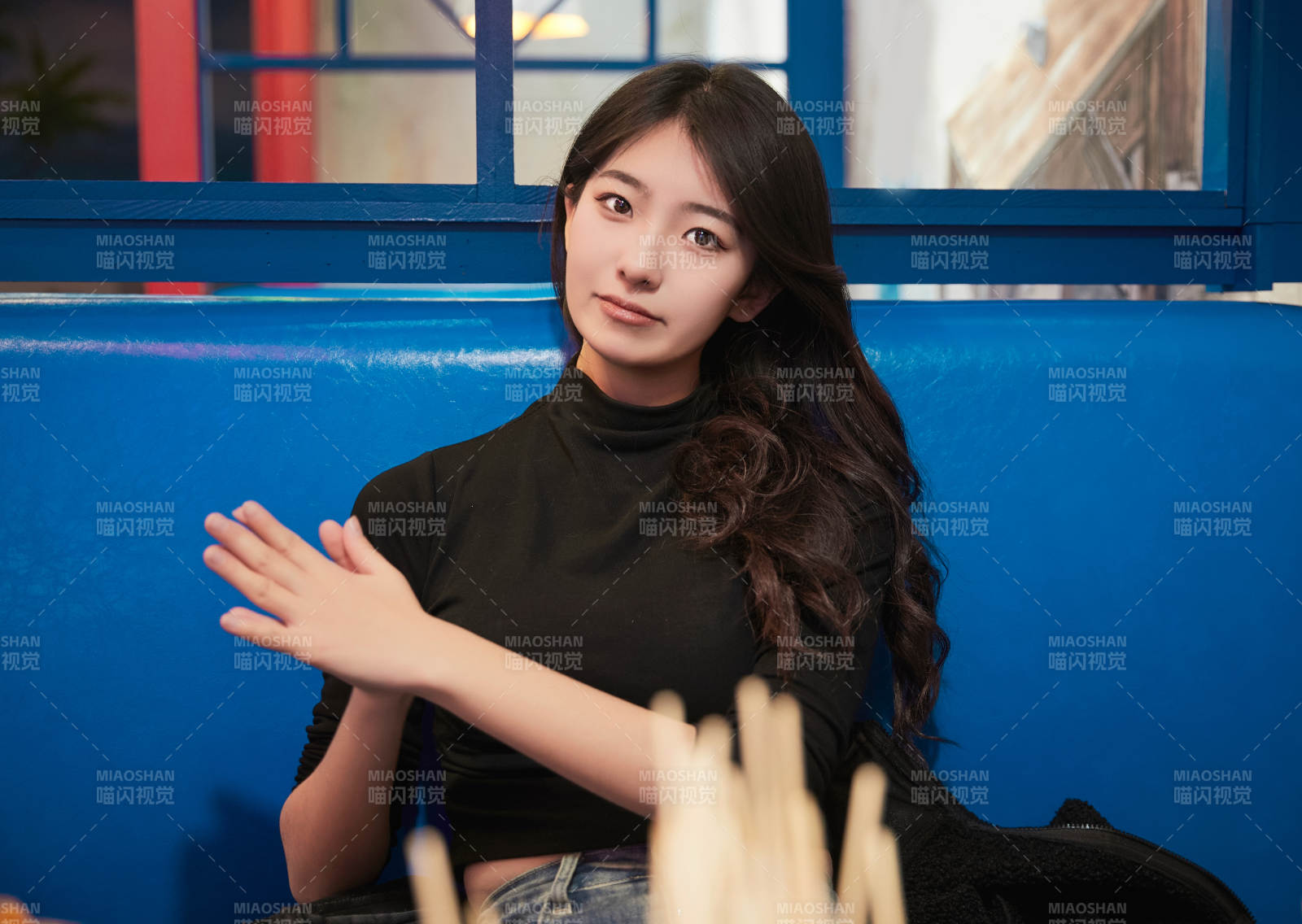 在饭馆吃成都串串的亚洲少女图片