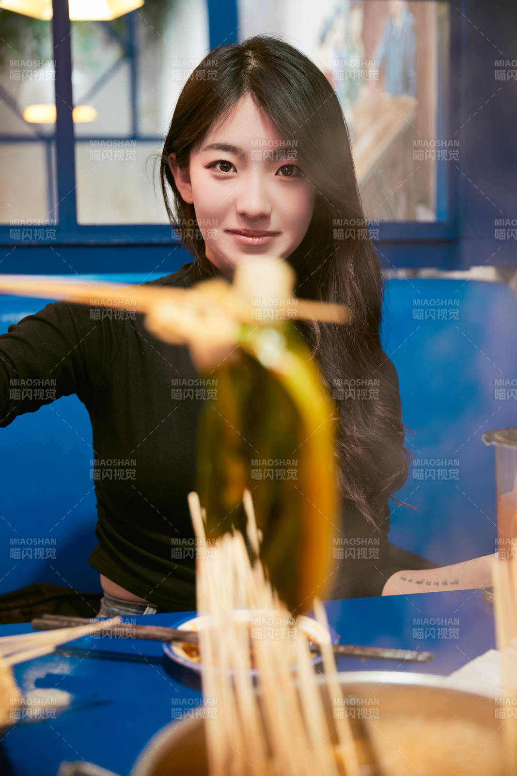 在饭馆吃成都串串的亚洲少女图片