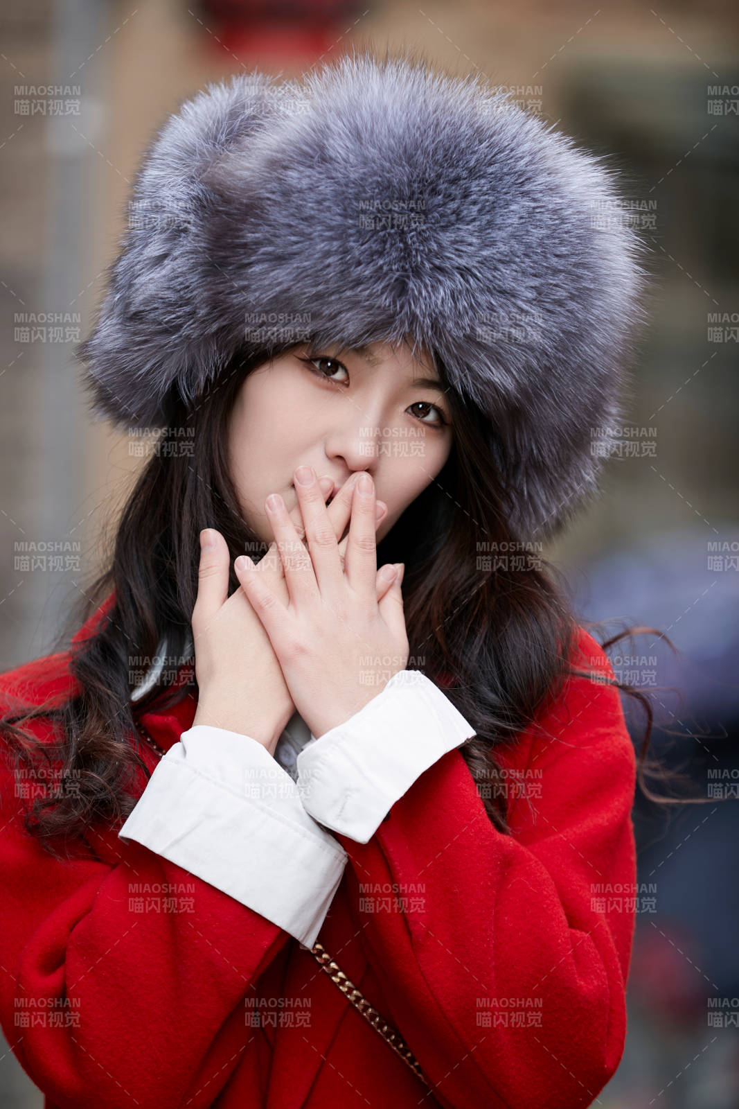 春节在老城古巷穿着喜庆服饰的美丽少女图片