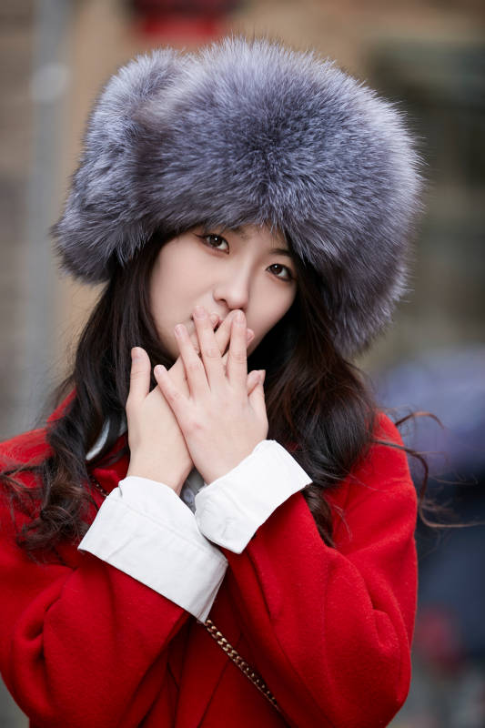 春节在老城古巷穿着喜庆服饰的美丽少女图片