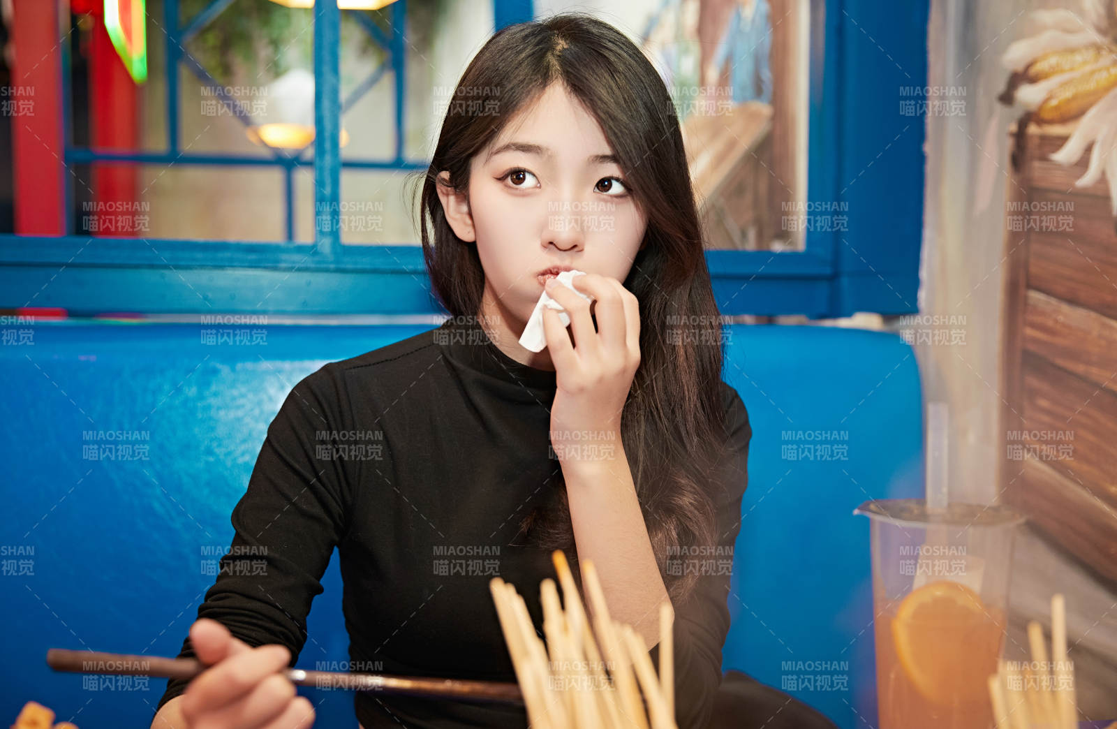 在饭馆吃成都串串的亚洲少女图片