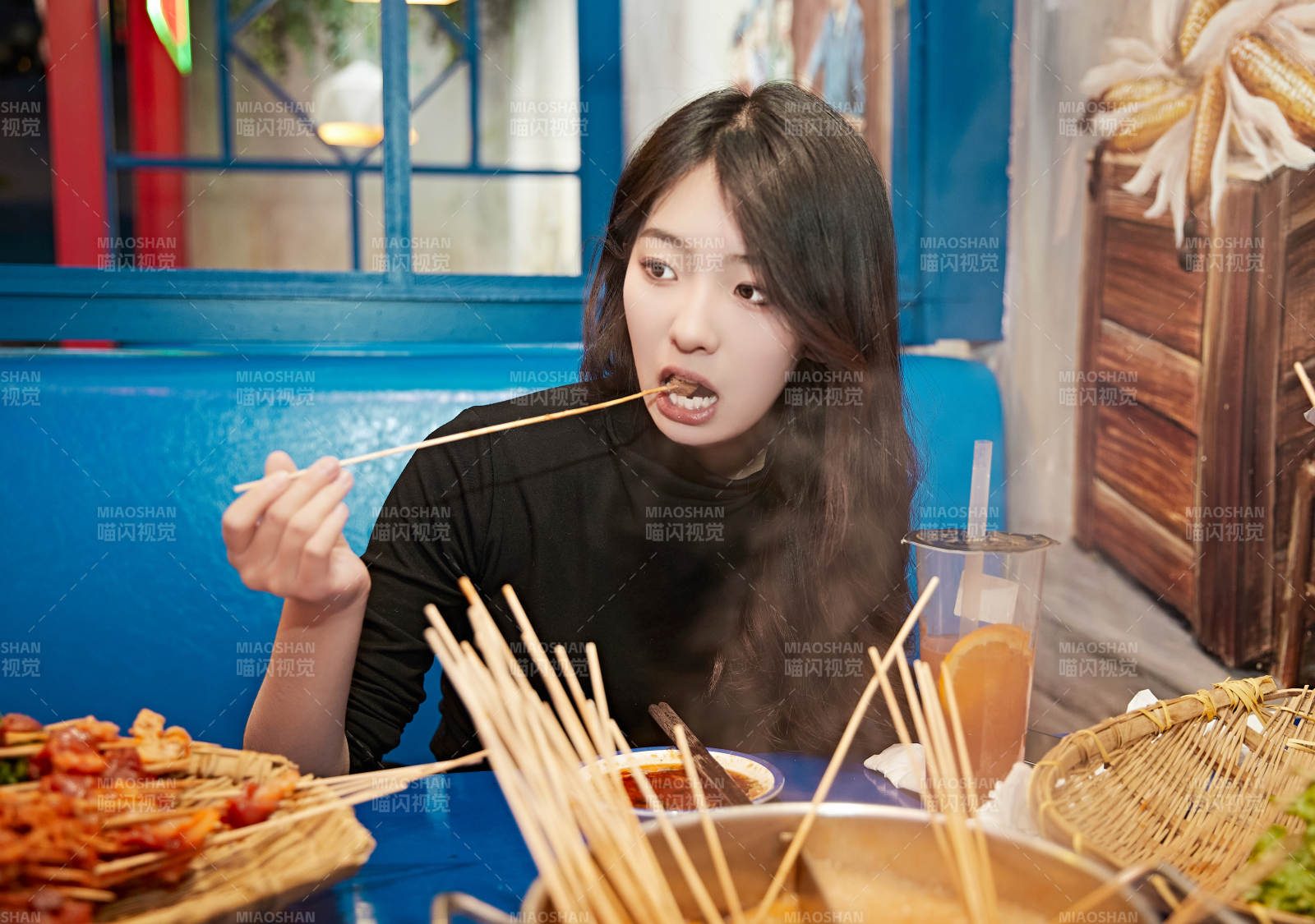 在饭馆吃成都串串的亚洲少女图片