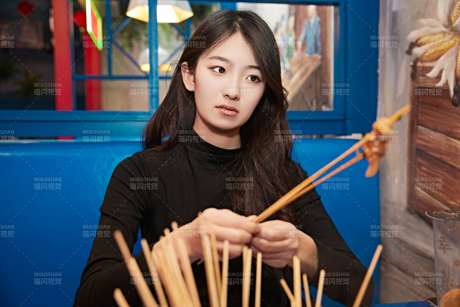 在饭馆吃成都串串的亚洲少女图片