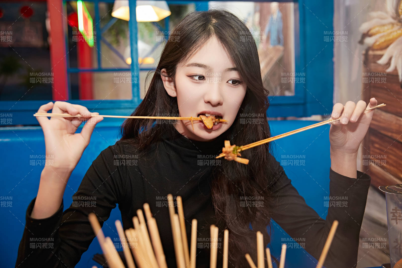 在饭馆吃成都串串的亚洲少女图片