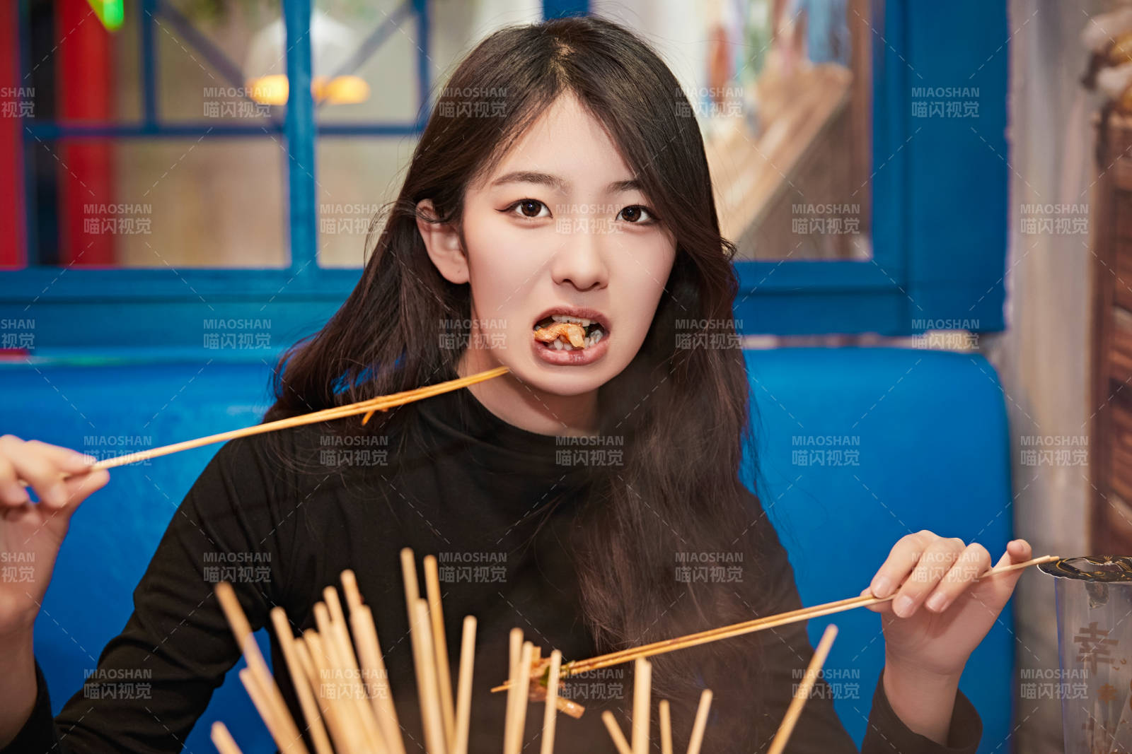 在饭馆吃成都串串的亚洲少女图片