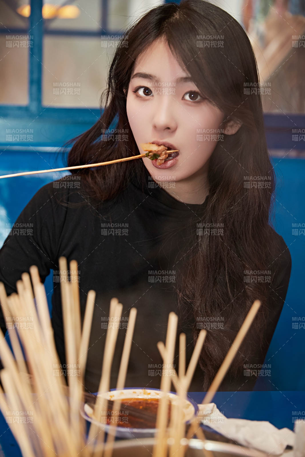 在饭馆吃成都串串的亚洲少女图片